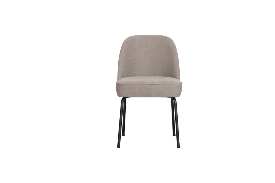 Grâce à son design épuré, cette chaise s\'adapte à de nombreux styles de décoration