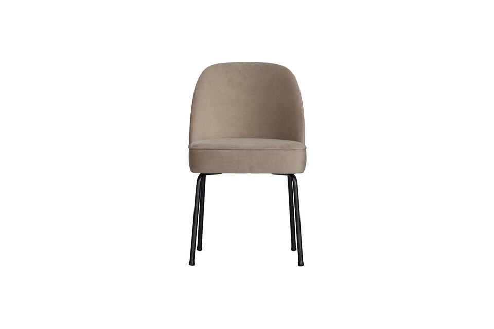 Cette chaise de salle à manger est extrêmement confortable