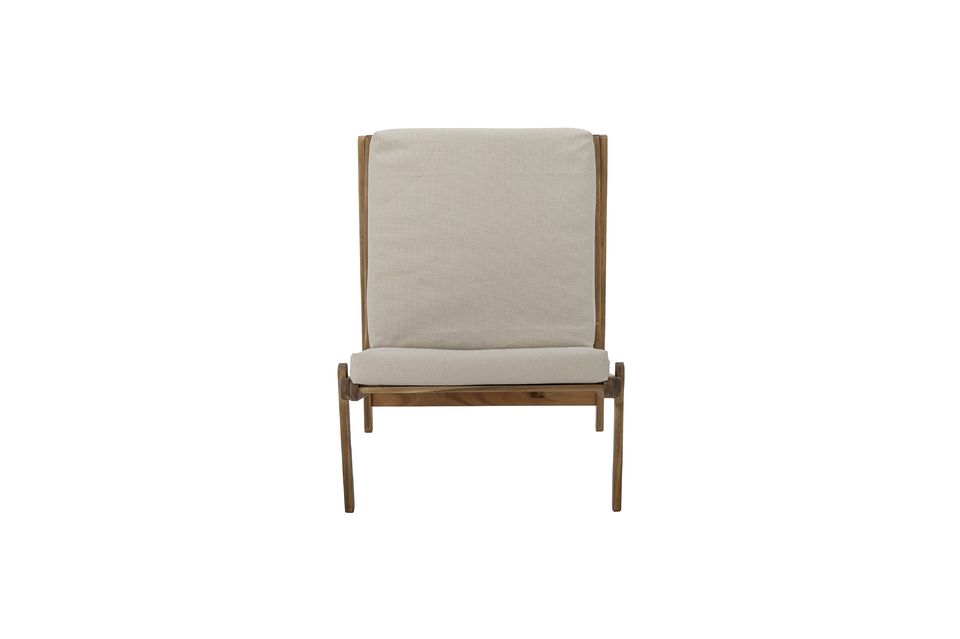 La chaise de salon Gani de Bloomingville est en acacia et reflète le design sobre nordique