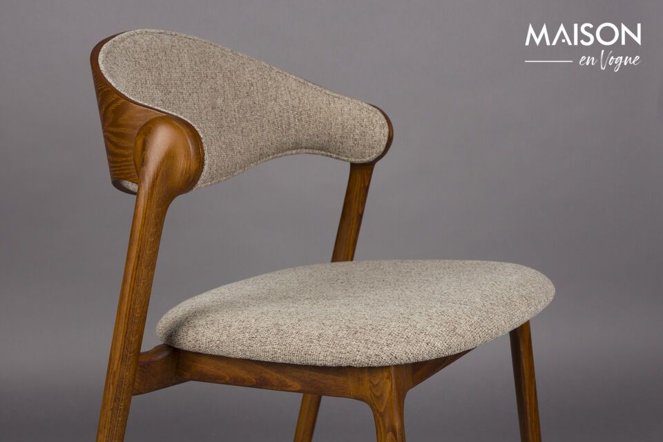 Son design évoque les intérieurs chaleureux et empreints de nostalgie des années 1950