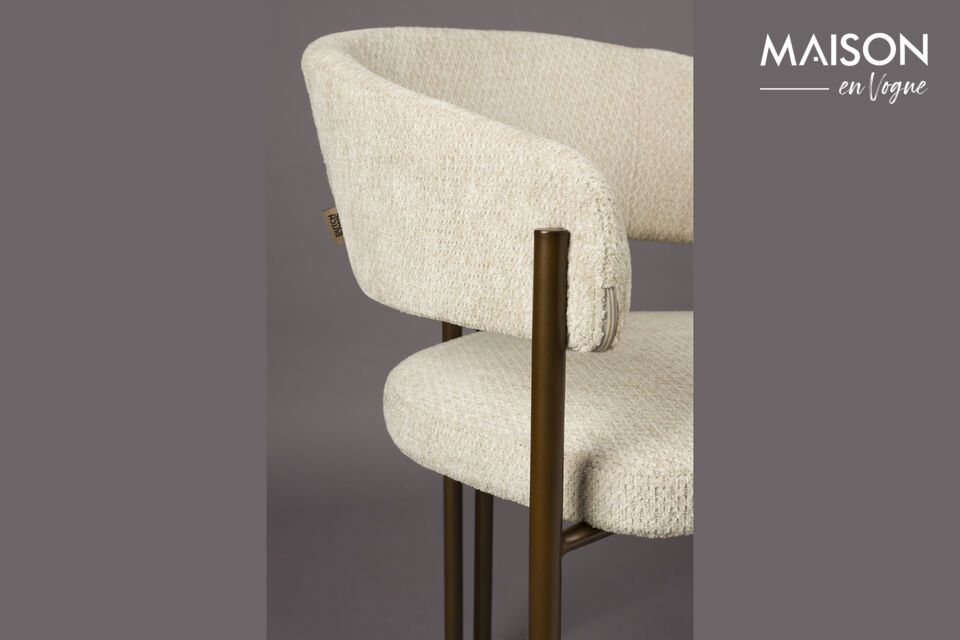 Imaginez cette chaise entourée d\'une table en bois brut