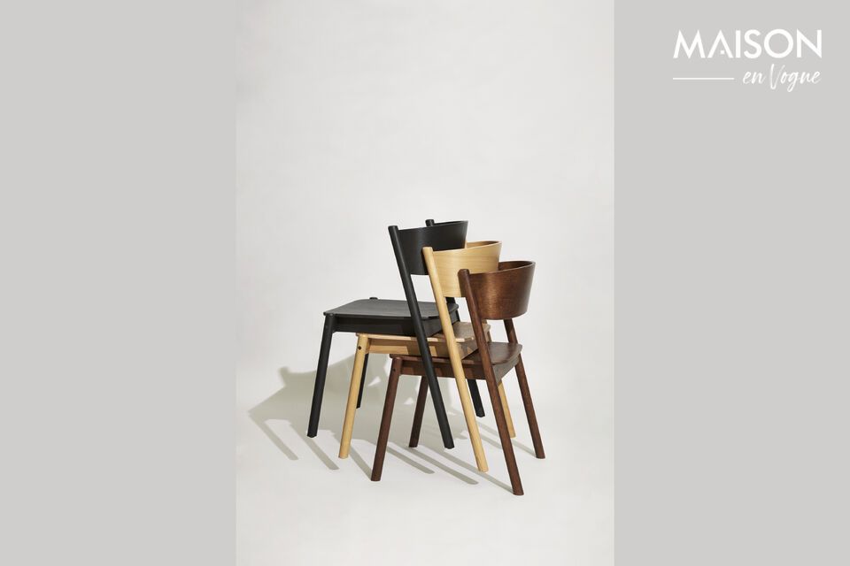 La chaise en hêtre marron Oblique combine robustesse et style avec son cadre en hêtre et placage