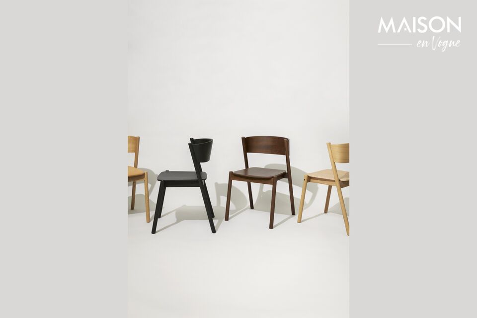 La chaise en hêtre noir Oblique est un exemple parfait de design moderne alliant fonctionnalité et