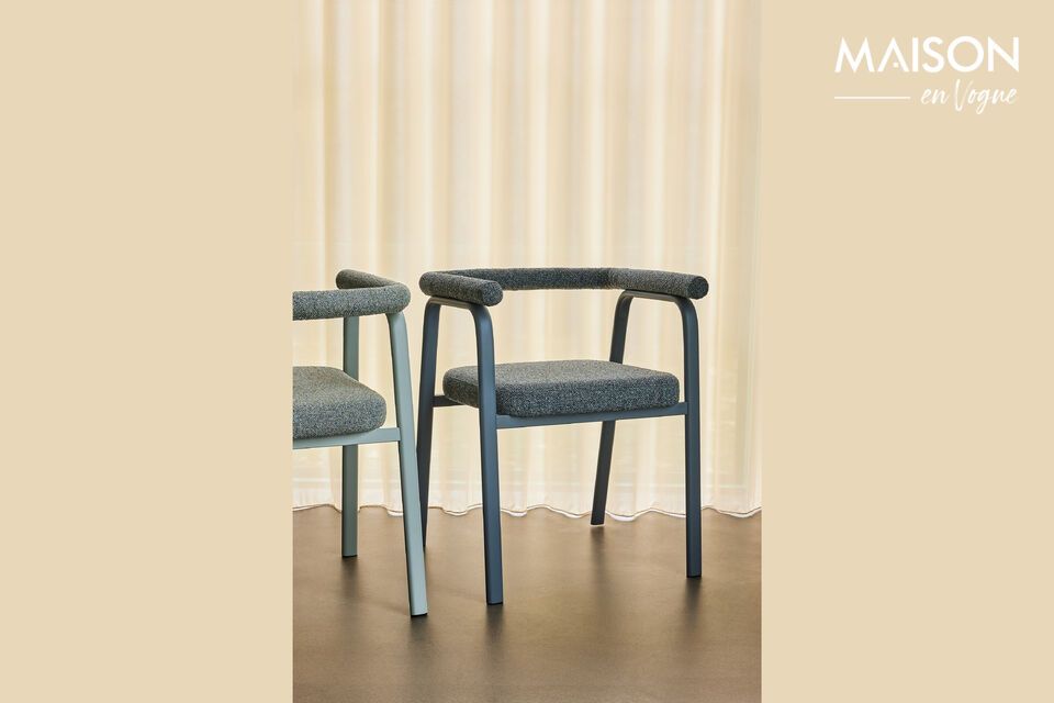 La chaise en métal beige Ecto est un exemple parfait de la fusion entre confort optimal et design