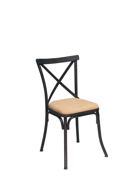 Cette jolie chaise style ancien possède une armature en fer laqué noir vieilli pour souligner le