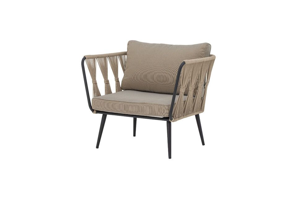 La Chaise en métal marron Pavone évoque la simplicité élégante du design nordique