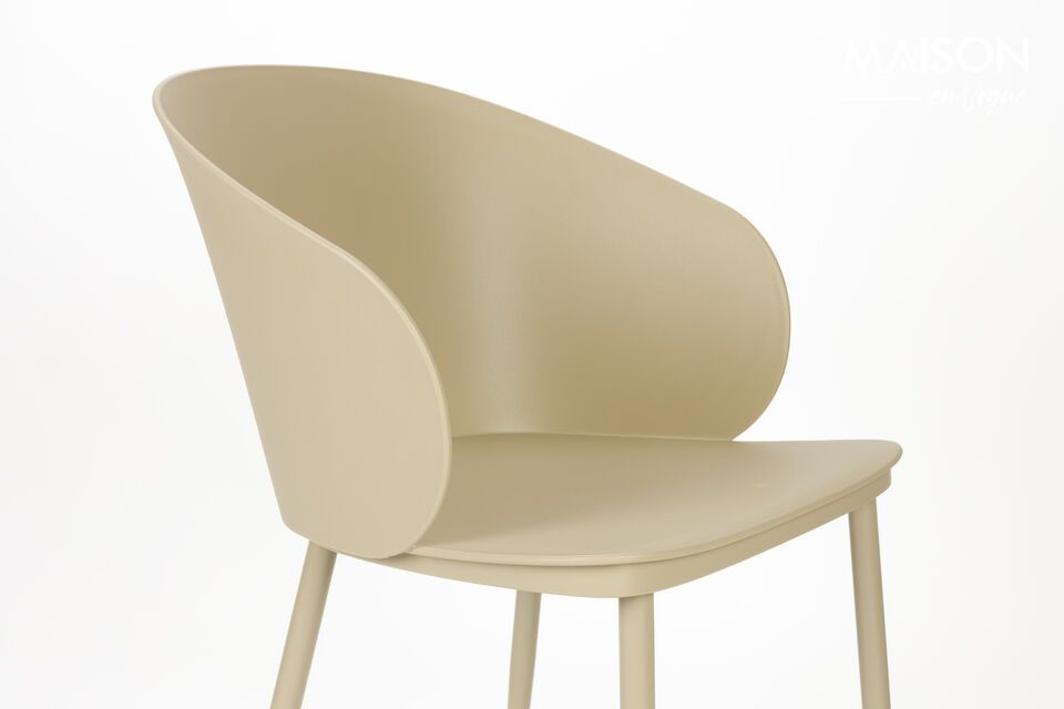 Que vous l\'associez à une table en bois brut pour une ambiance rustique ou à une table de verre