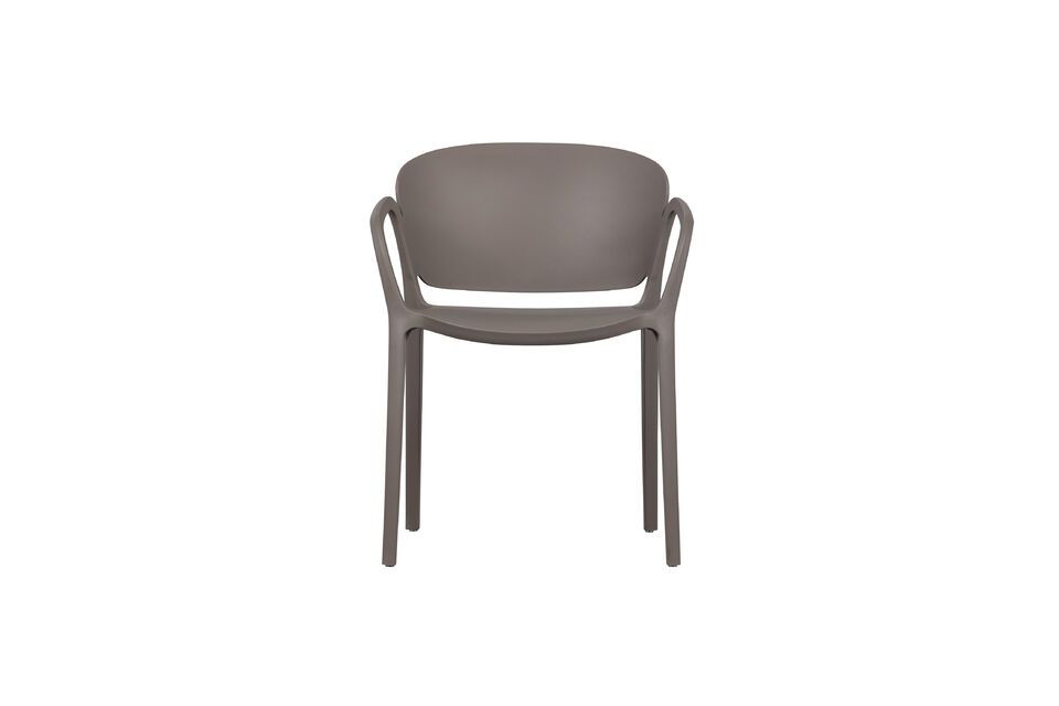 Empilable et facile à ranger, la chaise Bent est également très pratique