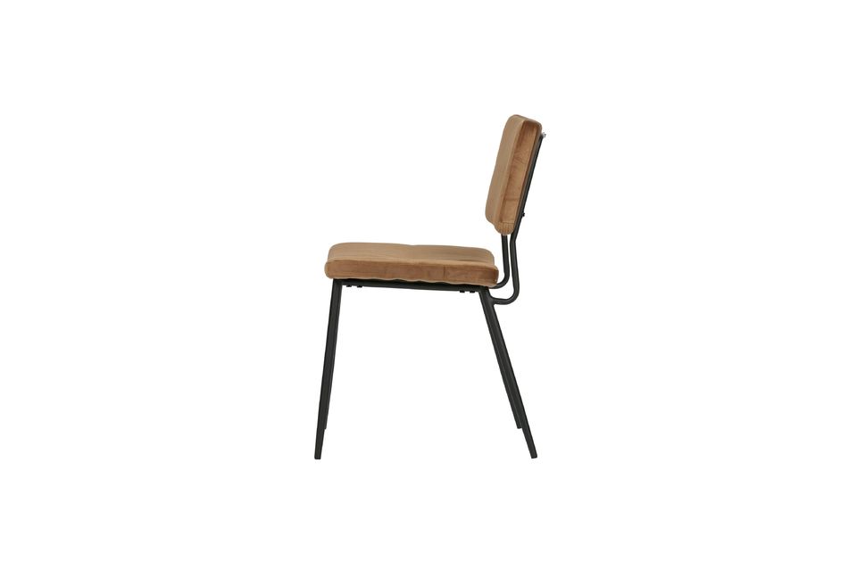La combinaison du tissu caramel avec la base en métal noire confère à cette chaise un style