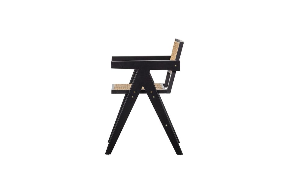 Cette chaise robuste aux formes rectilignes voit son design adouci par un dossier et une assise en