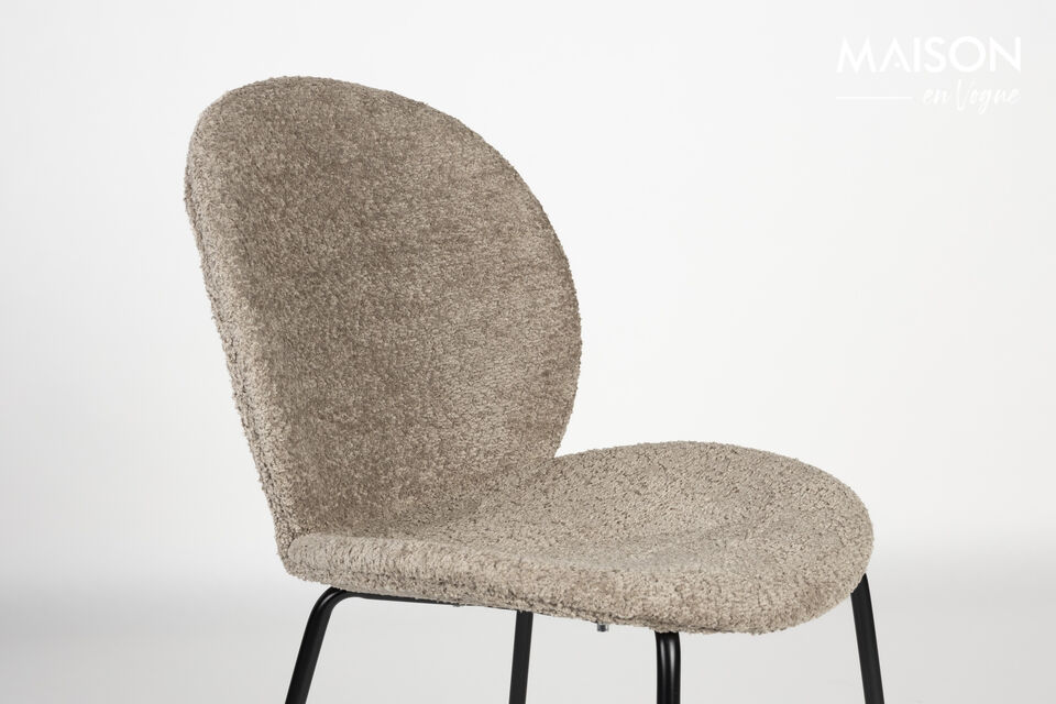 La chaise Bonnet possède une assise et un dossier moelleux pour un confort optimal