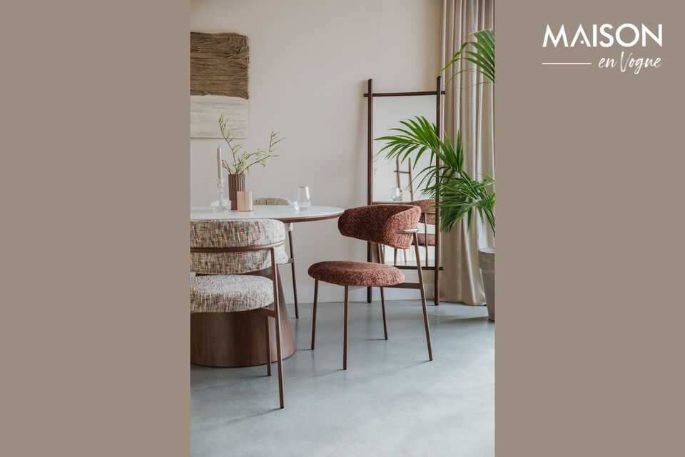 La chaise en tissu beige Claes évoque la convivialité d\'un espace de repas à la fois moderne et