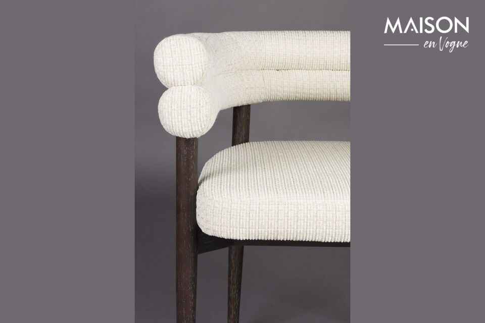 La chaise Sela s\'impose comme un point d\'orgue de chaleur et de convivialité au sein de votre