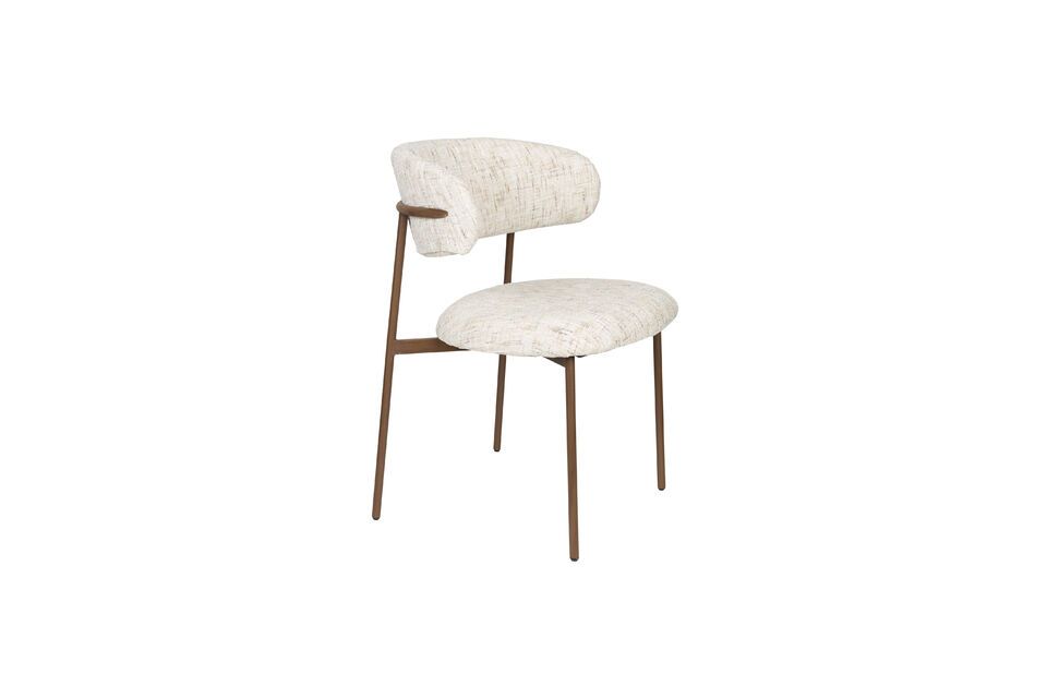 La chaise Claes se présente comme une ode à la simplicité raffinée