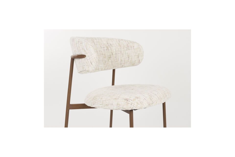 La silhouette délicate de la chaise suggère une légèreté aérienne