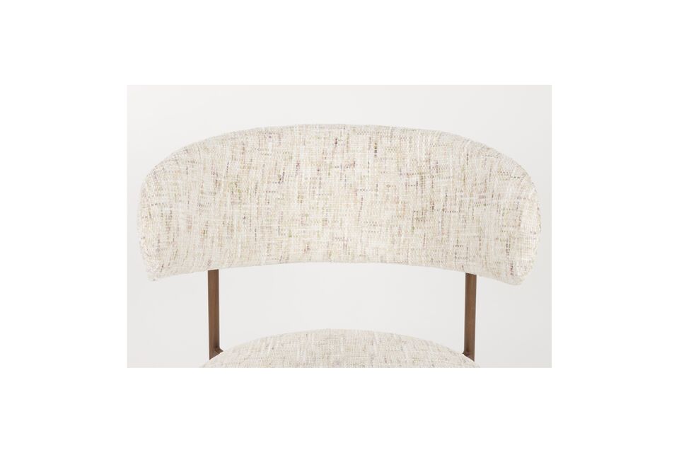 Sa présence rappelle les intérieurs scandinaves où le design rencontre la fonctionnalité