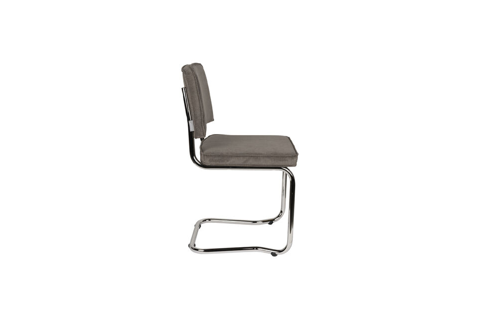 Cette chaise de salle à manger est disponible en plusieurs couleurs vives