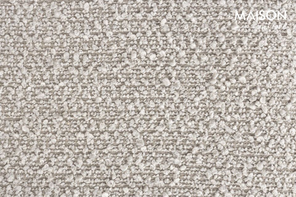 Son tissu en polyester gris se marie harmonieusement avec la douceur de la bouclé