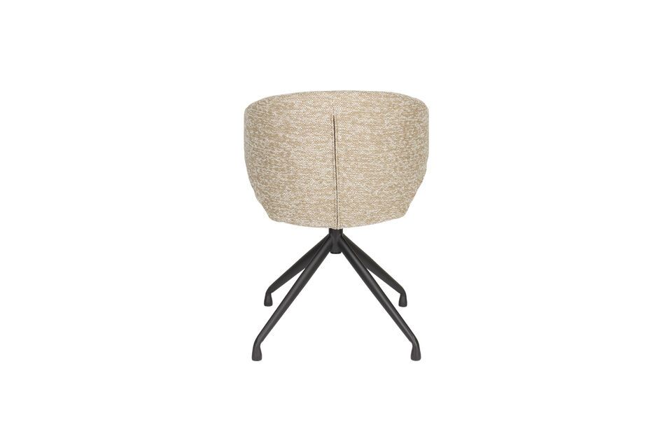 La silhouette raffinée de la chaise s\'accorde parfaitement avec des matières naturelles telles