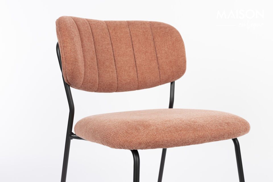 La chaise Jolien incarne une élégance subtile, fusionnant modernité et douceur