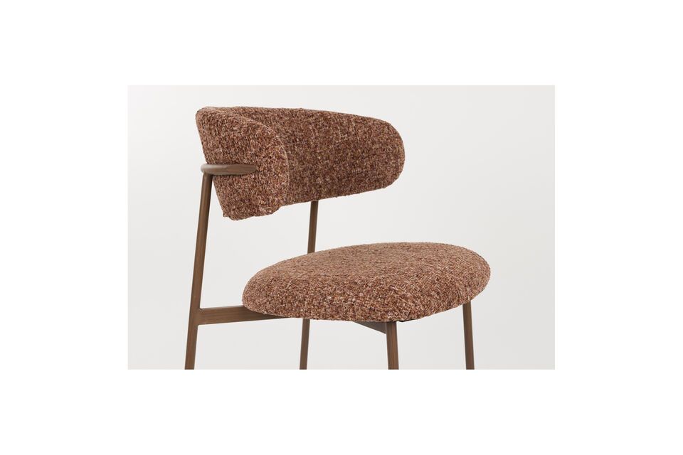 Associez-la à une table en bois brut pour créer un contraste savoureux