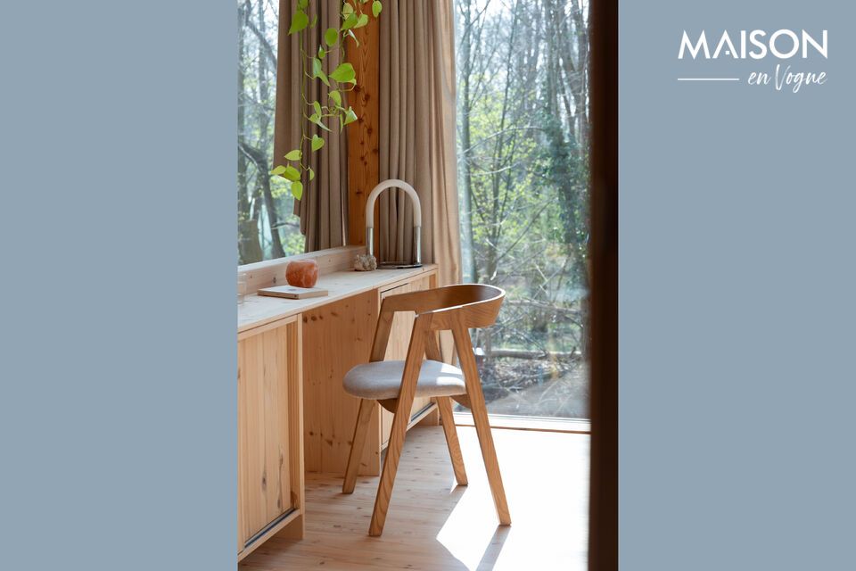 La Chaise en Polyester Beige Mads évoque une atmosphère chaleureuse et accueillante
