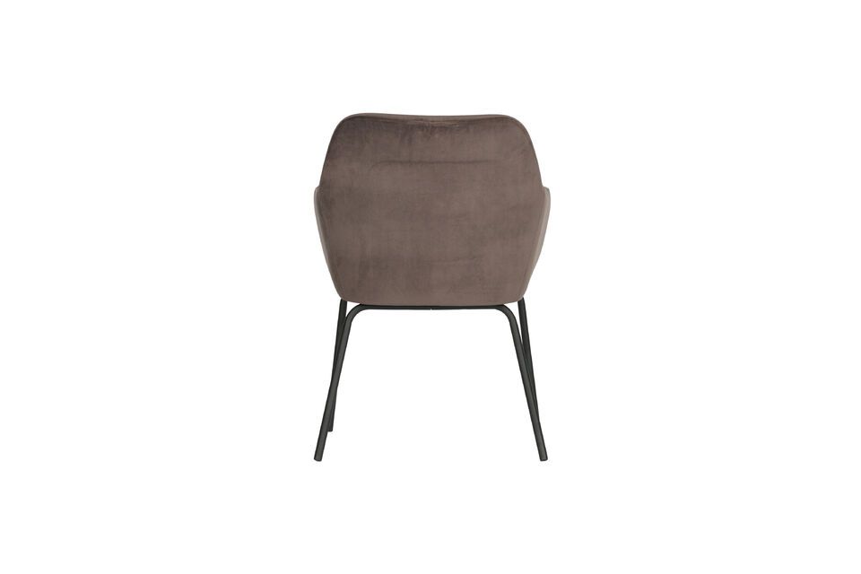 La base en métal peint en noir mat avec quatre pieds légèrement évasés donne à la chaise un