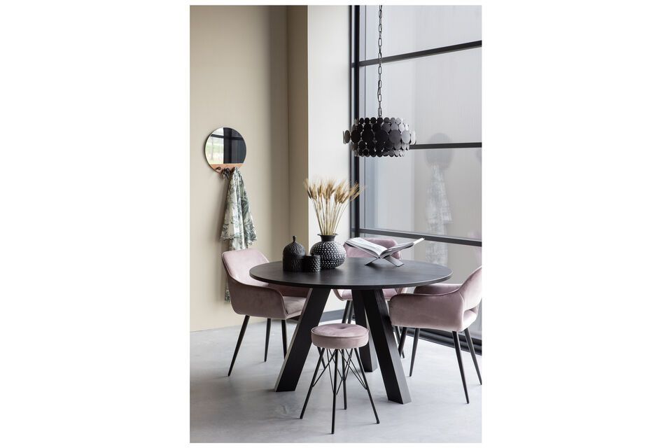 Chaise Jelle, velours rose et métal noir, pratique et confortable