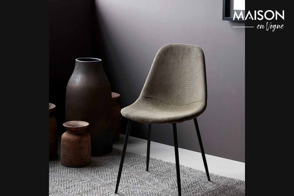 Pour une assise supplémentaire dans votre foyer, ajoutez une chaise Found