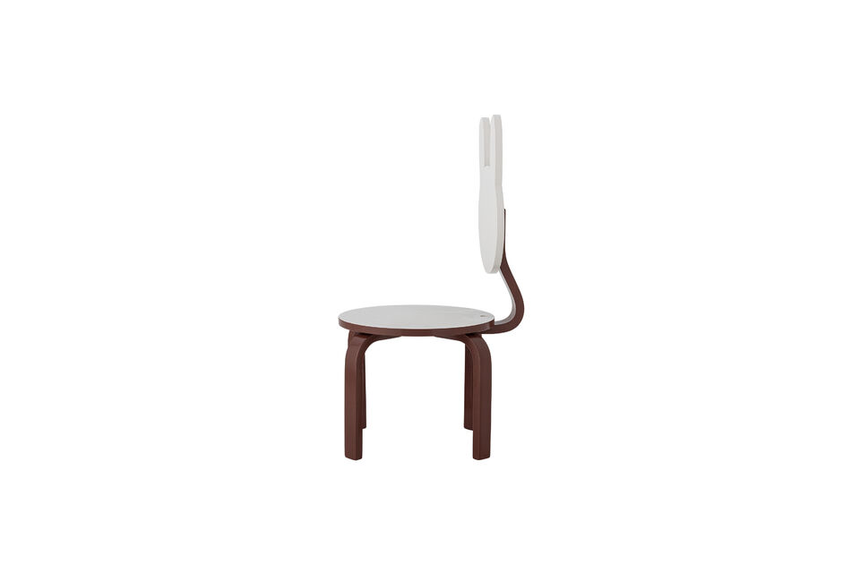 Son design peint arbore des tons chauds de brun et de blanc