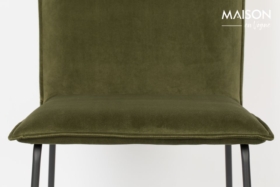 La chaise Floke velours olive est habillée d\'un tissu doux et soyeux dont la teinte olive prend de