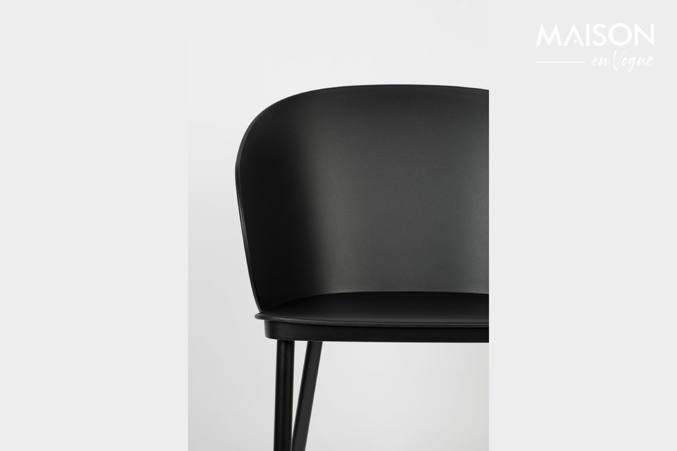 Modernisez votre intérieur avec la surprenante chaise Gigi All Black et son design lisse et épuré