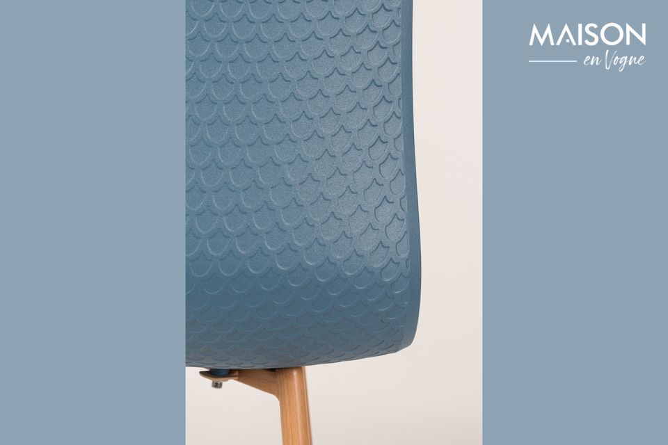 C\'est un design modeste mais élégant que propose la chaise Leon bleu