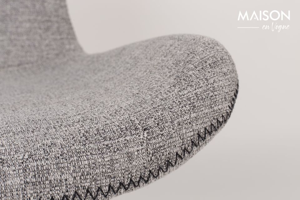 Son assise en polyester texturé avec surpiqure en zigzag est douce et confortable