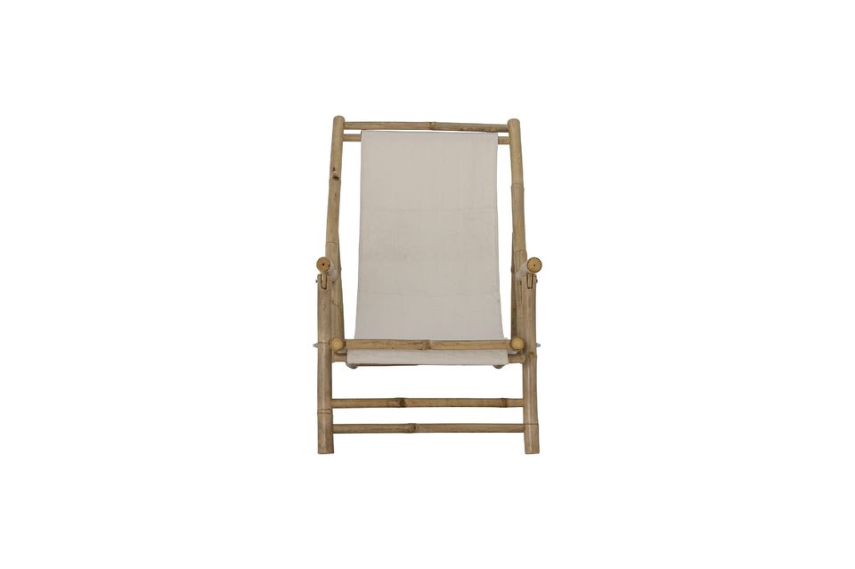 L\'assise est en coton de couleur claire qui donne à la chaise un beau look scandinave