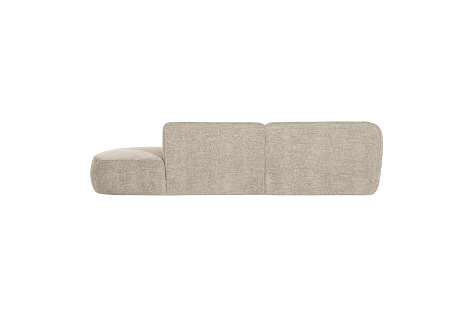 The minimalist design is spiced up with playful rounding which also makes for a larger seating