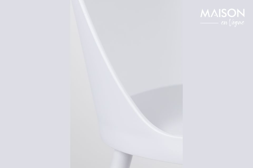 Cette chaise Pip All White de Zuiver trouvera facilement sa place dans votre intérieur grâce à