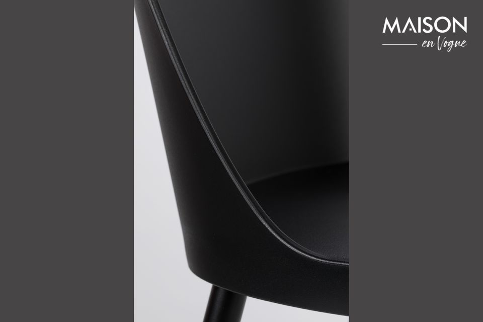 La chaise pip noire de la marque White label living allie robustesse, confort et esthétisme