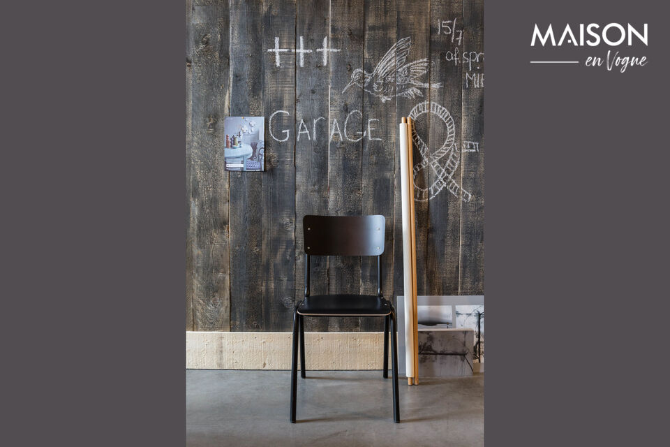 Véritable hommage aux chaises d\'école