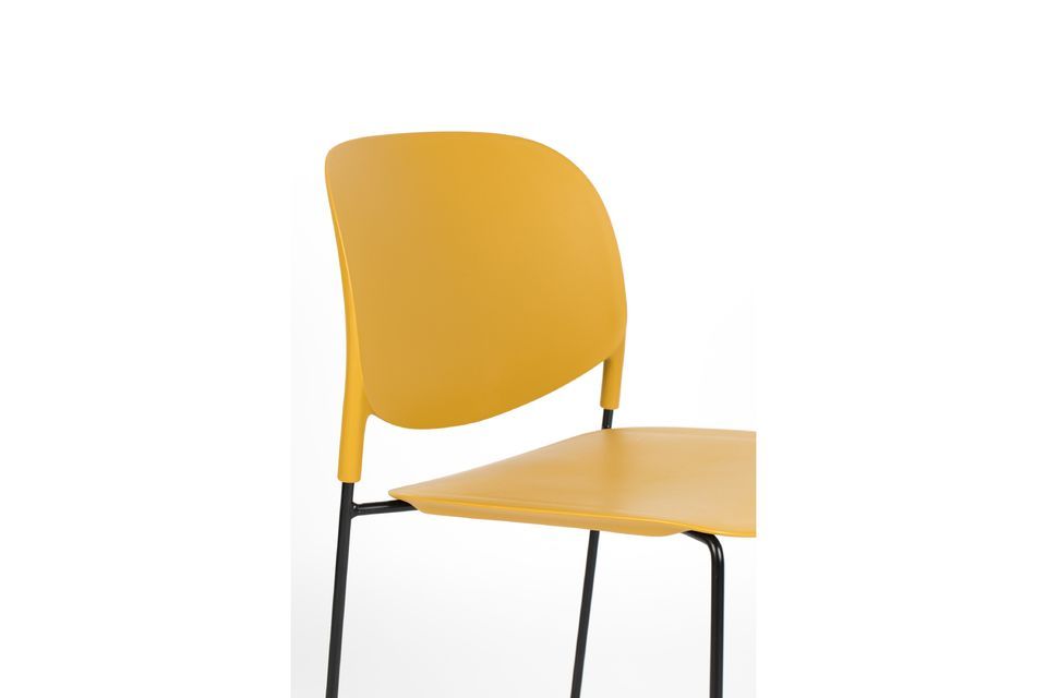 Une chaise épurée aux finitions soignées