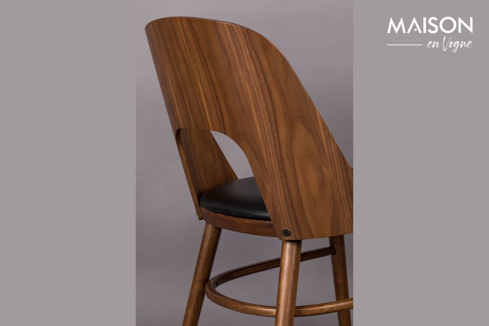 Cette jolie chaise combine de manière très réussie le bois et le cuir PU en jouant sur la