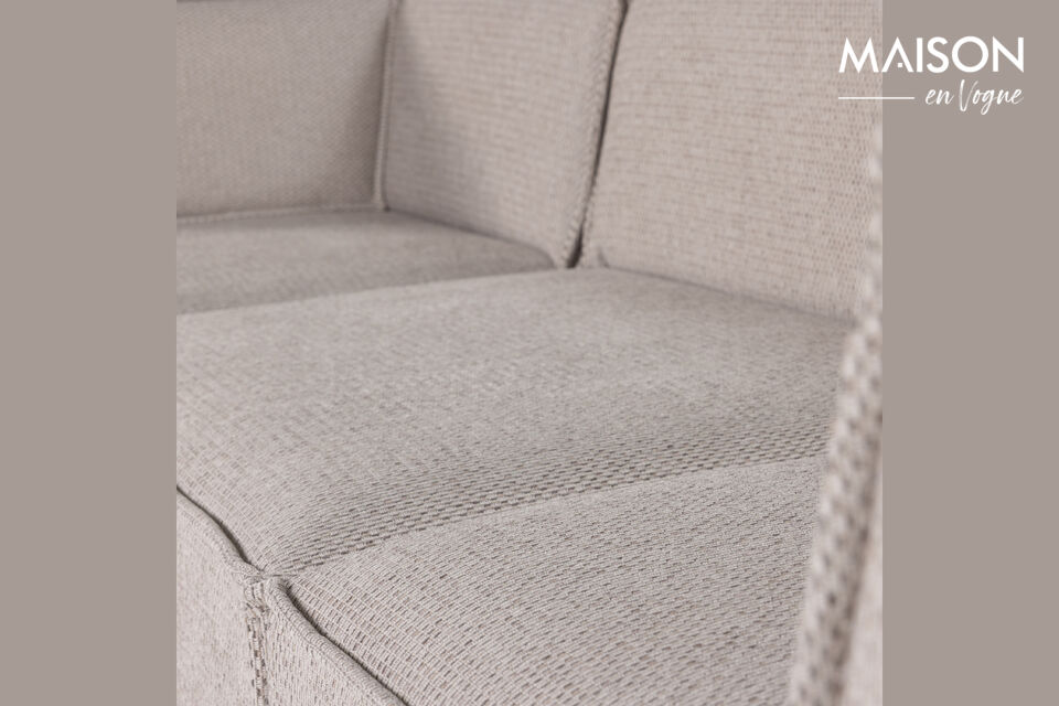 Gefertigt aus FSC-zertifizierten Materialien, vereint dieses Sofa Design mit Verantwortung