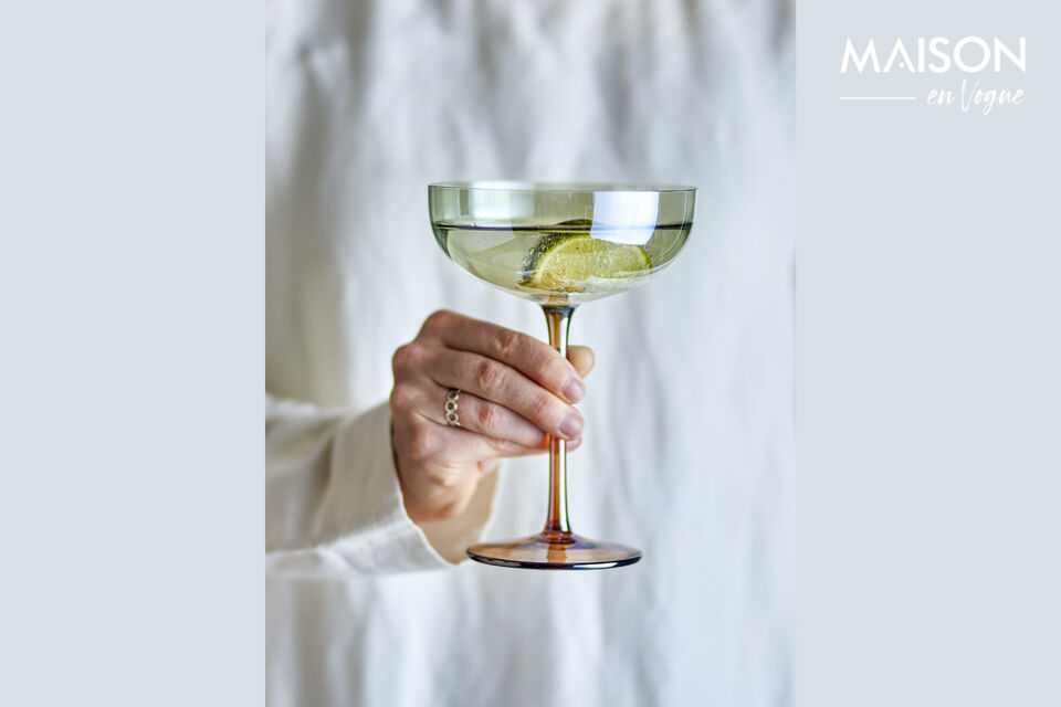 Das Aston Cocktailglas von Bloomingville kommt im 4er-Set und überzeugt mit einem galvanisch