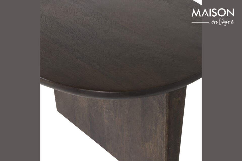 Mango wood is also characterized by clearly visible grains and color nuances