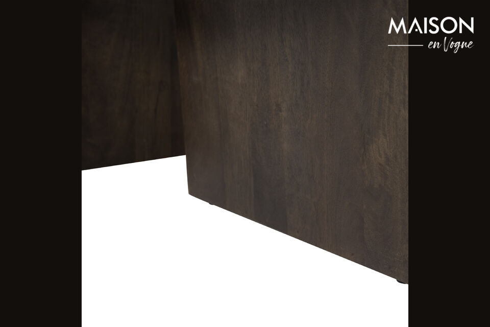 The grains, a yellow glow or dark lines and knots ensure that each mango wood item is unique