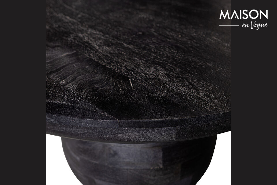 The grain, a yellow glow or dark lines and knots ensure that each mango wood item is unique