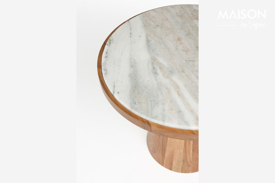The round base is made of acacia wood and tapers from the bottom upwards