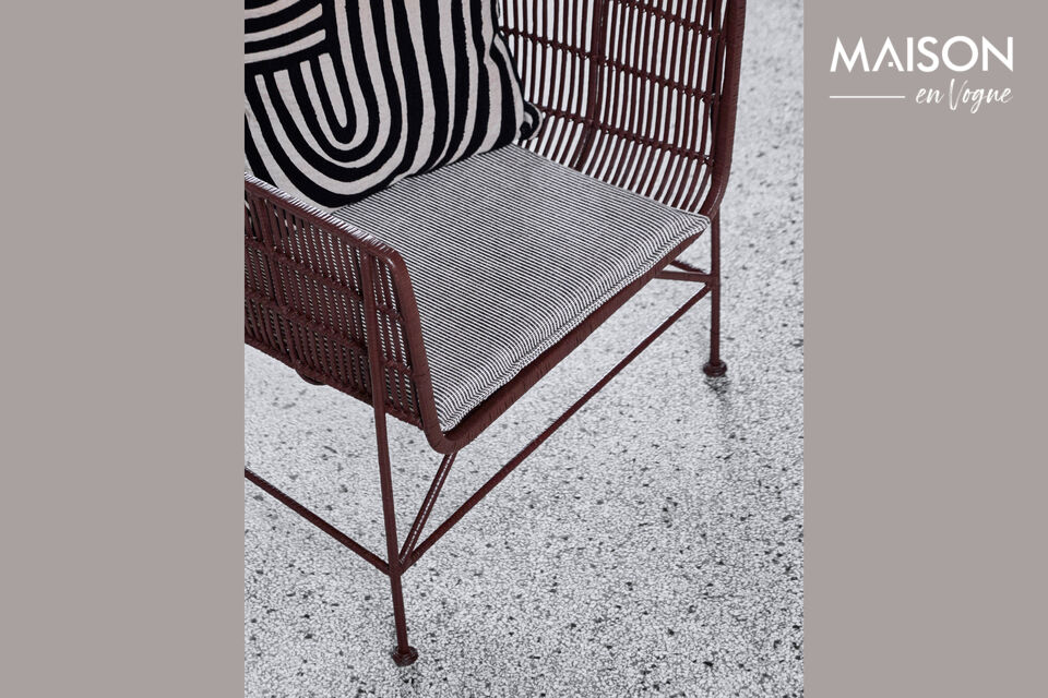 The HDCuun seat cushion features a timeless cover in a black and off-white striped pattern