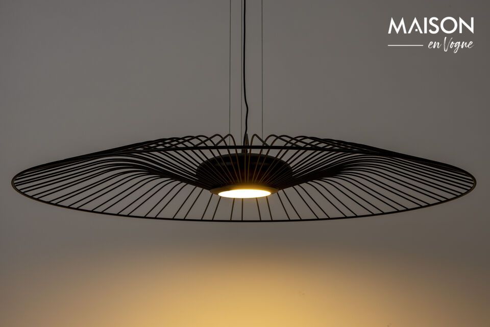 Descubra el equilibrio perfecto entre diseño atrevido y funcionalidad con nuestra lámpara colgante