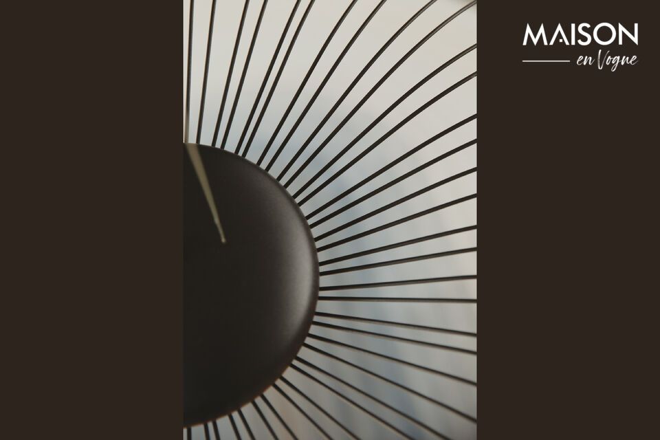 El diseño abierto de nuestra lámpara Spider permite que la luz se difunda suavemente